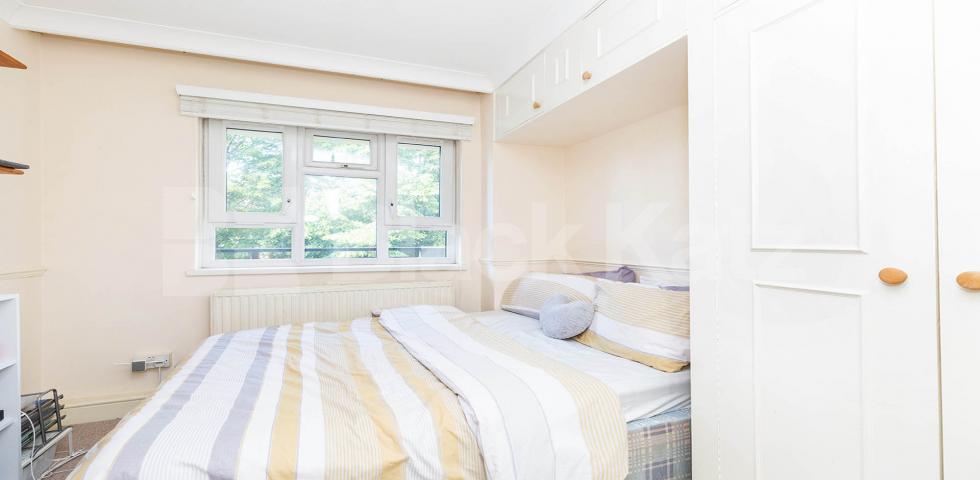 			PERFECT FOR 3 SHARERS!, 3 Bedroom, 1 bath, 1 reception Flat			 King Square, CLERKENWELL